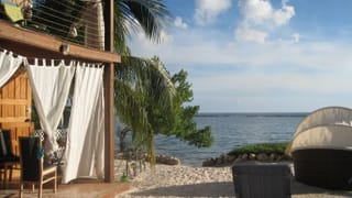 Kleiner Strand des Coral Reef Beach Hostels
