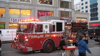 Feuerwehr-Truck mit Weihnachtskranz