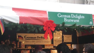 Deutsche Bratwurst auf Weihnachtsmarkt in New York