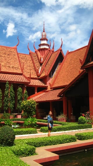 Christin im National Museum in Phnom Penh