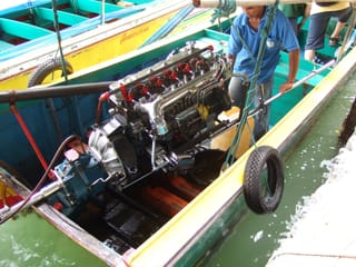 Typische Longtail-Boote mit LKW-Motoren