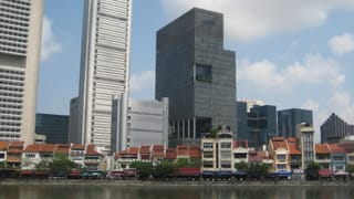 Einige Hochhaeuser entlang des Singapore Rivers