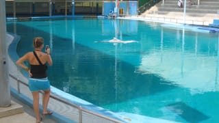 Christin vor dem Delphin-Becken
