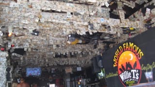 Bar mit vielen Geldscheinen