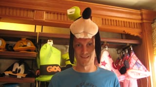 Erk mit Goofy-Hut in Disneyworld