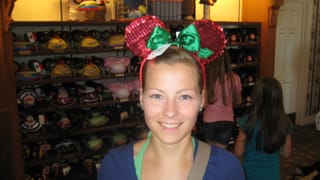 Christin mit Micky-Maus-Ohren