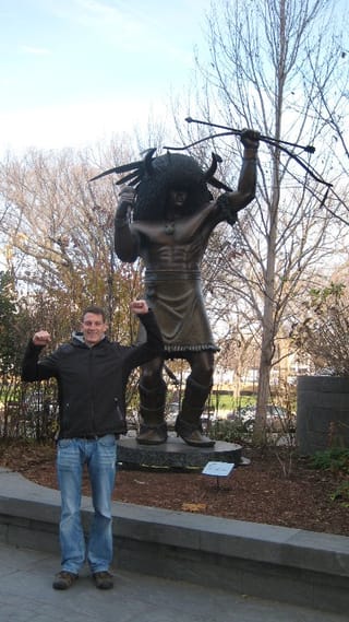 Erk mit Statue vor dem Indianer-Museum