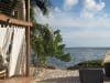 Kleiner Strand des Coral Reef Beach Hostels