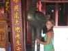 Christin und Vogelstatue