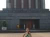Christin vor dem Ho-Chi-Minh-Mausoleum