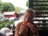 Christin geniesst Double-Cheeseburger (Erk hatte einen Mega Mac)