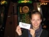 Christin mit Gewinn-Scheck
