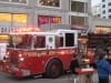 Feuerwehr-Truck mit Weihnachtskranz