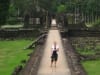 Christin auf Prozessionsweg in Angkor Thom