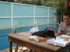 Erk mit Pizza am Pool der Jasmine Lodge