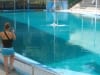 Christin vor dem Delphin-Becken