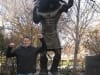 Erk mit Statue vor dem Indianer-Museum